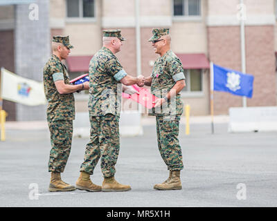 Us Marine Corps Sgt. Maj. Christopher Slattery, Sgt. Maj. des 3. Assault Amphibian Bataillon, 1st Marine Division, erhält eine Meritorious Service Medal von Oberstleutnant William O'Brien, kommandierender Offizier der 3. Assault Amphibian Bataillon, 1st Marine Division während seiner Entlastung und Ernennung und Pensionierung Zeremonie am Camp Pendleton, Calif., 5. Mai 2017. Sgt. Maj. Slattery sein Amt als Sgt. Maj. des 3. Assault Amphibian Bataillon, 1st Marine Division, bevor er nach ehrenvoll, das für 30 Jahre. (U.S. Marine Corps Foto von Lance Cpl. Quavaungh Zeiger) Stockfoto