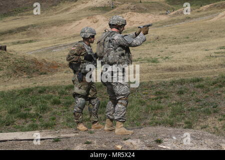2nd Infantry Division Best Warrior Competition ist ein jährlich stattfindendes Ereignis der US Army, bei dem Top-Soldaten durch körperliche und taktische Tests ausgezeichnet werden. Am 11. April 2017 feuerte ein Teilnehmer eine M9-Pistole während eines Stressschießens auf die Apache Range in Camp Casey, Südkorea. Die M9 ist eine halbautomatische 9 x 19-mm-Pistole, die von Beretta für den Einsatz in den USA hergestellt wird. Das Archivbild dokumentiert die Markierungen unter zeitlich festgelegten Bedingungen. Stockfoto