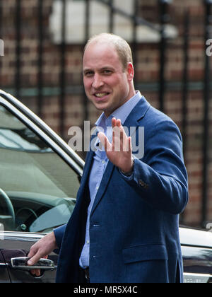 Prinz William verlässt St. Mary's Hospital, Paddington, wo die Herzogin von Cambridge Geburt zu einem Jungen gegeben hat, ihr drittes Kind und zweiten Sohn. Mit: Seine Königliche Hoheit Prinz William Wo: London, England, Vereinigtes Königreich, wenn: 23 Apr 2018 Credit: Wheatley/WANN Stockfoto