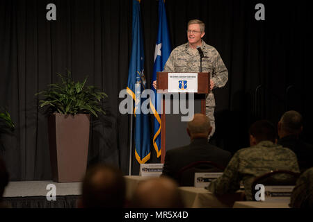 Generalmajor Gregory L. Ferguson, der Air National Guard-Assistent, der Kommandant, Air Force Special Operations Command, begrüßt die Teilnehmer der 2017 Air National Guard Leadership Conference am National Center for Employee Development Conference Center, Norman, Oklahoma, 9. Mai 2017. Die Führung-Konferenz, an der allgemeinen Offiziere, Adjutant Generäle, Wing Commander, Befehl Häuptlinge und Direktoren der Mitarbeiter aus über 54 US-Bundesstaaten und Territorien, konzentrierte sich auf führende, Schutz und Unterstützung der 21. Jahrhunderts Guard Flieger. (U.S. Air National Guard Foto: Senior Master Sergeant Andr Stockfoto