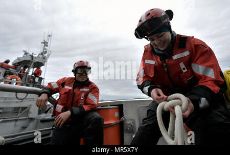 Seaman Julia Harris, ein Crew-Mitglied bei der Coast Guard Station Bodega Bay, Kalifornien, lernt einen Palstek-Knoten an Bord ein 47-Fuß-Motor-Rettungsboot während Boots Crew Seemannschaft Training, 6. April 2017 zu binden. Das Training war Teil einer zweiwöchigen Programm Boot Besatzung Kenntnisse unter neu gemeldeten Mitgliedern zu schaffen. (Foto: U.S. Coast Guard Petty Officer 3rd Class Sarah Wilson) Stockfoto