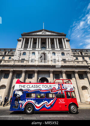 "Bank von England" London - eine Tour Bus hält direkt vor der Bank von England in Threadneedle Street in der City von London Stockfoto