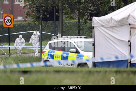 Forensische Offiziere an der Szene in Lowedges Straße in Sheffield, South Yorkshire, wo ein Mord Untersuchung eingeleitet, nachdem ein 15-jähriger Junge am Donnerstag starb, nach einem Stechen. Stockfoto