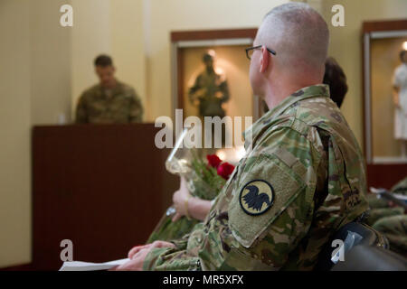 Generalmajor Jeffrey Engle hört Bemerkungen von Lieutenant Colonel Brian Hoffman, der FORSCOM-USARC spezielle Truppen Bataillonskommandeur. Major Engle, der Befehl am 4. März 2016, übernahm verzichtet auf seinen Posten als Kompaniechef für HHC, FORSCOM-USARC, in einer Zeremonie am FORSCOM-USARC Sitz, Fort Bragg, N.C statt Stockfoto