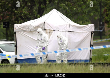 Forensische Offiziere an der Szene in Lowedges Straße in Sheffield, South Yorkshire, wo ein Mord Untersuchung eingeleitet, nachdem ein 15-jähriger Junge am Donnerstag starb, nach einem Stechen. Stockfoto