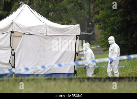 Forensische Offiziere an der Szene in Lowedges Straße in Sheffield, South Yorkshire, wo ein Mord Untersuchung eingeleitet, nachdem ein 15-jähriger Junge am Donnerstag starb, nach einem Stechen. Stockfoto