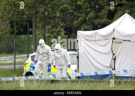 Forensische Offiziere an der Szene in Lowedges Straße in Sheffield, South Yorkshire, wo ein Mord Untersuchung eingeleitet, nachdem ein 15-jähriger Junge am Donnerstag starb, nach einem Stechen. Stockfoto