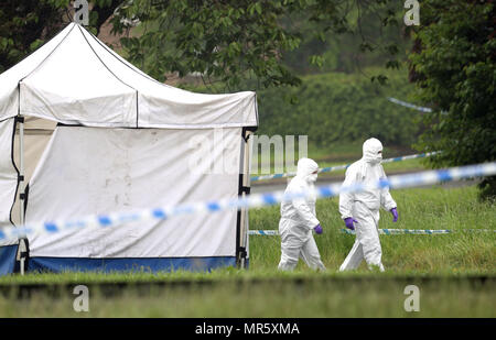 Forensische Offiziere an der Szene in Lowedges Straße in Sheffield, South Yorkshire, wo ein Mord Untersuchung eingeleitet, nachdem ein 15-jähriger Junge am Donnerstag starb, nach einem Stechen. Stockfoto