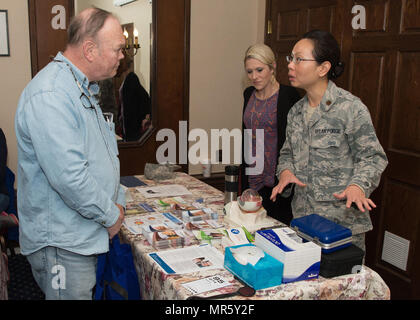 Major Marilyn Lai, 66. medizinische Squadron Optiker, spricht mit Douglas Miller während der militärischen Rentner Appreciation Day bei der Minuteman-Commons 21 April während Abigail Tarbox, 66 MDS Optometrie Techniker, hört. Das diesjährige Event begann mit einer gefolgt von einer Präsentation von Fraud Watch Network Information Services-Sitzung. (Foto: Jerry Saslav US Air Force) Stockfoto