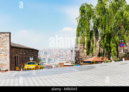 ANKARA, Türkei - 2. Mai 2018: Taxi parken und Anzeigen von Ankara Stadt aus Gozcu Square in der Nähe der alten Burg von Ankara. Ankara ist die Hauptstadt der Republik Stockfoto