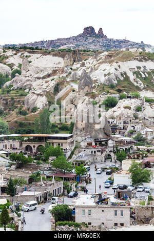 Göreme, Türkei - 5. Mai 2018: oberhalb der Straße in der Stadt Göreme im Frühjahr. Göreme ist Stadt in Kappadokien, in der Provinz Nevsehir im Zentrum von Anatoli Stockfoto