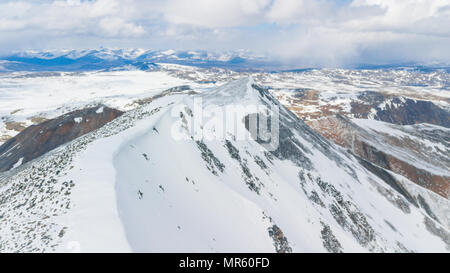 Snowy Mountains aero Foto Drone, Wolken Berge und das Tal. Stockfoto