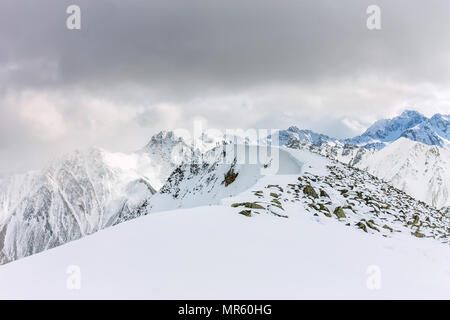 Snowy Mountains aero Foto Drone, Wolken Berge und das Tal. Stockfoto