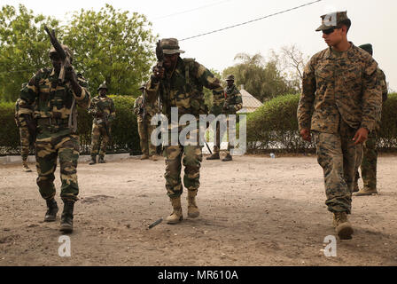 CPL Robert Piedra, ein Schütze mit speziellen Zweck Marine Air-Ground Task Force – Reaktion auf die Krise – Afrika, Recht, überwacht ein Speed-Reload-Rennen zwischen zwei Mitgliedern des Senegals Compagnie Fusilier de Marin Commando während einer vierwöchigen Übung auf Toubakouta, Senegal, 14. April 2017. Marines mit SPMAGTF-CR-AF und die COFUMACO durchgeführt, eine vierwöchigen Übung, die fortgeschrittenen Kampf feuern Techniken, ein Maschinengewehr und eine live-Feuer-Zug Angriffsreichweite enthalten. (U.S. Marine Corps Foto von Sgt. Samuel Guerra/freigegeben) Stockfoto