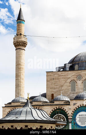 KONYA, Türkei - 7. Mai 2018: Minarett und Kuppel der Selimiye Moschee (Selim II.-Moschee) in Konya Stadt. Die Moschee hatte im Jahre 1558 wurde im Auftrag von Selim II. Stockfoto