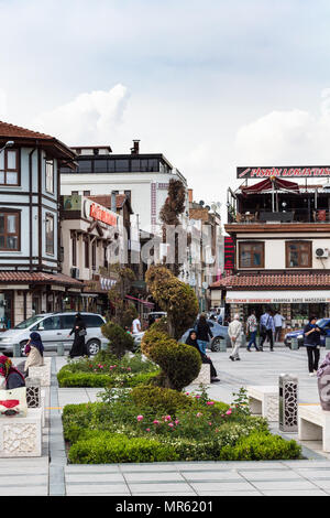 KONYA, Türkei - 7. Mai 2018: Menschen auf Sehit Nazım Bey Cd-Straße in Konya Stadt. Konya ist eine große Stadt im Zentralanatolischen Region und ist die 7-m Stockfoto