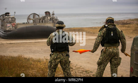 SAN CLEMENTE Insel – Segler mit Beachmaster Einheit 1 an Bord USS Pearl Harbor (LSD-52) Orientierungshilfe terminal ein Landungsboot Luftkissen auf der Insel San Clemente während zusammengesetzte Einheit Übung, 4. Mai 2017. Die STERNS erholte sich Personal und Fahrzeuge, die Trainingsmissionen, die Ausweitung der 15. Marine Expeditionary Unit Fähigkeiten als amphibische Kraft in Bereitschaft Durchführung waren. COMPTUEX ist die zweite auf See-Übung zur Führungs- und Schärfe, während anspruchsvolle Teilnehmer anpassen und reagieren auf eine robuste und dynamische "rote Kraft". (U.S. Marine Corps ph Stockfoto