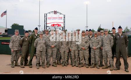 BLAZE Teammitglieder besuchen die 2017 Mississippi State University versus Auburn Universität militärische Wertschätzung Tag Baseball-Spiel 29. April 2017, in Starkville, Mississippi. Die Freiwilligen unterstützt andere Service-Mitglieder hält die Fahne für die zeremoniellen ersten Seillängen und das Abspielen der Nationalhymne. (U.S. Air Force Photo Illustration von Airman 1st Class Beaux Hebert) Stockfoto