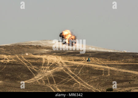 Jordanischen f-16 Kampfjets und AV-8 b Harriers Tropfen Munition auf simulierte Ziele während kombinierte Waffen Feuer Übung während eifrig Lion 17, 17. Mai in Jordanien. Eager Lion ist eine jährliche multinationalen Übung sollen zu militärischer Beziehungen stärken, Interoperabilität zwischen Partnernationen zu erhöhen und verbessern die regionale Sicherheit und Stabilität. (Foto: U.S. Marine Corps Staff Sgt Vitaliy Rusavskiy) Stockfoto