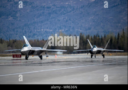 Zwei US-Air Force f-22 Raptor, der 3. Flügel zugewiesen taxi vor dem Start von gemeinsamen Basis Elmendorf-Richardson, Alaska, während des Trainings nördlichen Rand 2017, 11. Mai 2017. Mit Teilnehmern und Vermögenswerte von der US Air Force, Army, Marine Corps, Marine und Küstenwache ist Nordrand Alaskas premier Joint-Übung zur Praxis Operationen und Interoperabilität zwischen den Diensten zu verbessern. (U.S. Air Force Photo von Alejandro Pena) Stockfoto