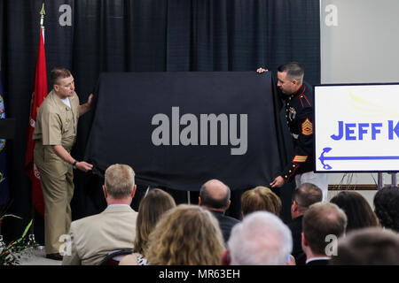 Gunnery Sgt. Richard Zepeda, einem Recruiting Unterstation Murfreesboro Recruiter, offenbart den Plan zu dauerhaft US Marine Corps Kapitän Jeff Kuss an der Smyrna Event Center, Smyrna, Tennessee, 18. Mai 2017 ehren. Kuss, ein Blue Angels Pilot, verlor sein Leben, wenn seine jet Juni 2, 2016 abgestürzt, ein Tag vor dem Großen Tennessee Air Show in Smyrna. (U.S. Marine Corps Foto von Sgt. Mandaline Limousine/Freigegeben) Stockfoto