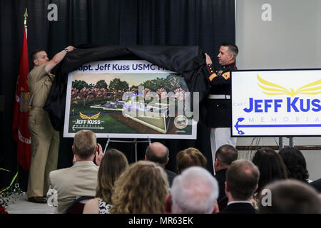 Gunnery Sgt. Richard Zepeda, einem Recruiting Unterstation Murfreesboro Recruiter, offenbart den Plan zu dauerhaft US Marine Corps Kapitän Jeff Kuss an der Smyrna Event Center, Smyrna, Tennessee, 18. Mai 2017 ehren. Kuss, ein Blue Angels Pilot, verlor sein Leben, wenn seine jet Juni 2, 2016 abgestürzt, ein Tag vor dem Großen Tennessee Air Show in Smyrna. (U.S. Marine Corps Foto von Sgt. Mandaline Limousine/Freigegeben) Stockfoto