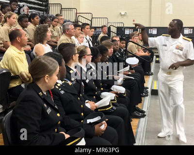 CHARLESTON, S. C. (16. Mai 2017) Rear Adm. Stephen C. Evans, Kommandant, Naval Service Training Command, bespricht den Wert der Wissenschaft, Technologie, Technik und Mathematik (STEM) mit North Charleston Bereich Marine Junior Reserve Officers Corp (NJROTC) Kadetten in North Charleston High School, 16.Mai. (Offizielle U. S. Navy Foto von Lt. Sean Brophy/freigegeben) Stockfoto