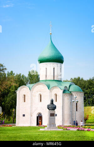 Pereslavl-Zalessky, Russland - 20. August 2017: Verklärung Kathedrale und das Denkmal für Alexander Nevsky im Kreml, Pereslavl-Zalessky, Golden Ring o Stockfoto