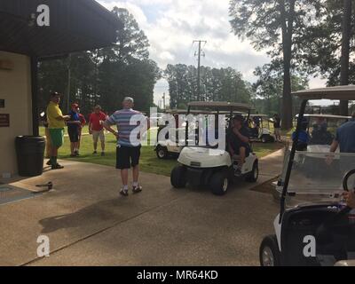 Steve Reedy, Whispering Pines Golf Course Manager, Slips Golfer auf die Regeln des Turniers 29. April 2017, auf Air Force Base in Columbus, Mississippi.  Dies war das letzte Turnier in der 75-jährigen Geschichte der Whispering Pines Golf Course.  Während der Golfplatz geschlossen ist, bleibt das Café geöffnet 10:00-14:00 Dienstag - Freitag und Fußballgolf ist jetzt frei. Stockfoto