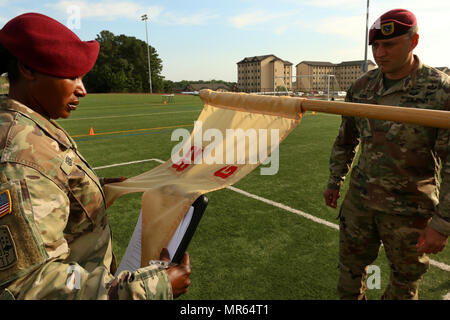 Richter von allen amerikanischen Woche Color Guard Konkurrenz Inspecta Guidon eines Fallschirmjäger für Toplage auf Amersfoort Bragg, N.C., 19. Mai 2017. Der Wettbewerb ist um zu sehen, wer gewinnt die Möglichkeit, als Farben-Schutz während der Ereignisse der ganze amerikanische Woche Feier statt. (Foto: U.S. Army Spc. Dustin D. Biven) Stockfoto