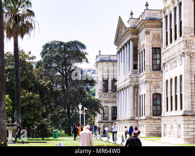 ISTANBUL, Türkei - 13. MAI 2018: Touristen in Dolmabahçe-Palast in Istanbul. Der Palase wurde das administrative Zentrum des Osmanischen Reiches Stockfoto