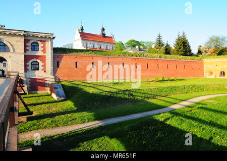 Alte gesteinigt Festung Szczebrzeszyn Tor und Brücke - Teil der alten Stadt Mauern in Zamosc, Polen Mai 2018 Stockfoto