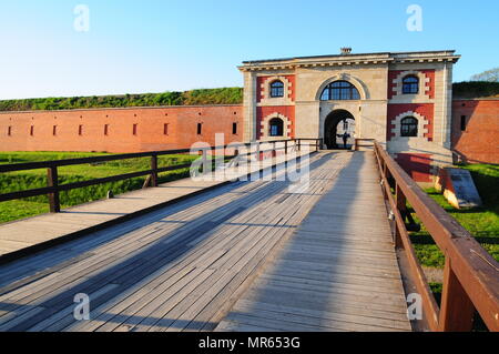 Alte gesteinigt Festung Szczebrzeszyn Tor und Brücke - Teil der alten Stadt Mauern in Zamosc, Polen Mai 2018 Stockfoto