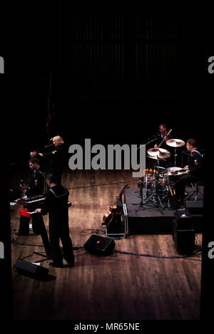 170517-N-QU233-257 SPOKANE, Washington (17. Mai 2017) US Navy Band Northwest-Rock-Band, Passage, führt in die INB Performing Arts Center als Teil des Spokane Navy Woche. Seit 2005 bedient sich Marine-Wochen-Programm als die Marine wichtigsten aufsuchende Aufwand in Bereiche des Landes, ohne eine starke Marine Präsenz mit 195 Marine-Wochen statt in 71 verschiedenen Städten der USA.  Das Programm soll helfen Amerikaner verstehen, dass ihre Marine auf der ganzen Welt bereitgestellt wird, um Amerika zu allen Zeiten zu verteidigen, rund um die Uhr, bereit. (Foto: U.S. Navy Mass Communication Specialist 1. Klasse Joshua R. N Stockfoto