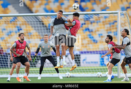 Liverpools Roberto Firmino (Zweiter von rechts) und Dominic Solanke (rechts) Kampf um den Ball während des Trainings an der NSK Olimpiyskiy Stadion, Kiew. Stockfoto