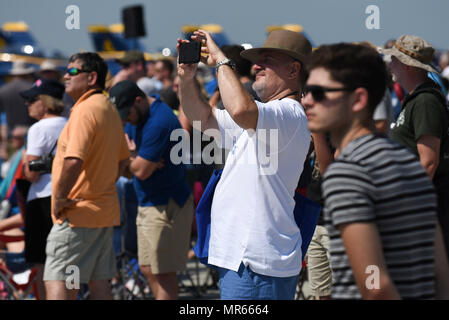 Ein Patron nimmt ein Foto auf seinem Telefon während der Flügel über Wayne Air Show, 20. Mai 2017, bei Seymour Johnson Air Force Base, North Carolina. Mehrere Antenne Demonstration wirkt an der Veranstaltung teil, darunter der US Navy Blue Angels. (U.S. Air Force Foto: Staff Sgt. Brittain Crolley) Stockfoto