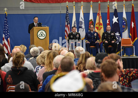 Paul Lima ist ein pensionierter Generalmajor der United States Army, der als ziviler Helfer des Secretary of the Army diente. Das Archivbild dokumentiert, dass er während eines Our Community Salutes-Events am 20. Mai 2017 in Fort McCoy, Wisconsin, sprach, in dem er High School-Senioren würdigte, die sich verpflichtet hatten, sich bei den Streitkräften anzumelden. Stockfoto
