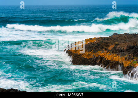 Devils Churn durch das Wasser, geben Sie diese ein, schmalen Kanal in der Nähe von Yachats auf der Oregon Küste benannt Stockfoto