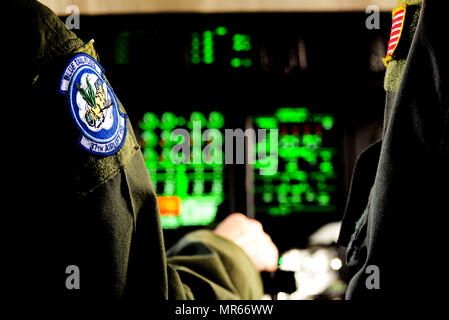 Die 37th Airlift Squadron ist eine Einheit der United States Air Force, die dem 86th Airlift Wing auf der Ramstein Air Base zugeordnet ist. Die Piloten führten vor dem Flug Systemüberprüfungen durch, bevor sie am 14. Mai eine Stützübung Juniper Falcon 17 auf der Nevatim Air Force Base in Israel durchführten. Das Archivbild zeichnet Cockpit- und Systemvorbereitung während der gemeinsamen Trainingsoperation auf. Stockfoto