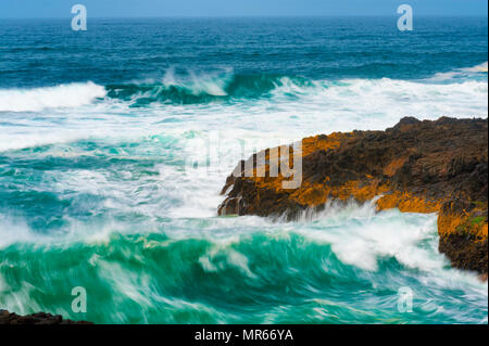 Devils Churn durch das Wasser, geben Sie diese ein, schmalen Kanal in der Nähe von Yachats auf der Oregon Küste benannt Stockfoto