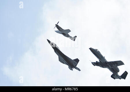 Eine P-51 D Mustang, F-22 Raptor und A-10 Thunderbolt eine Hommage Flug während der Flügel über Wayne Air Show, 21. Mai 2017, bei Seymour Johnson Air Force Base, North Carolina. Die Bildung bestand von Flugzeugen aus dem zweiten Weltkrieg zu aktuellen 5. Generation von Flugzeugen. (U.S. Air Force Foto von Airman 1st Class Christopher Maldonado) Stockfoto