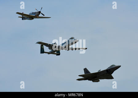 Eine P-51 D Mustang, A-10 Thunderbolt und F-22 Raptor ein Tribut Flug während der Flügel über Wayne Air Show, 21. Mai 2017, bei Seymour Johnson Air Force Base, North Carolina. Die Bildung bestand von Flugzeugen aus dem zweiten Weltkrieg zu aktuellen 5. Generation von Flugzeugen. (U.S. Air Force Foto: Staff Sgt. Brittain Crolley) Stockfoto