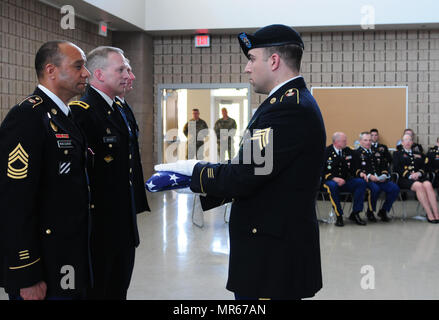 Führer der Marysville-basierte 364th Expeditionary Sustainment Command and die Tacoma-basierte 654th regionale Selbsthilfegruppe wurden für ihren Einsatz während einer Abschiedsfeier 20.Mai in Marysville Armed Forces Reserve Center, in Marysville, Washington anerkannt. Stockfoto