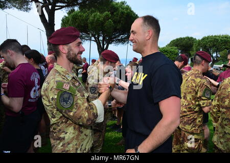 Us-Armee Fallschirmjäger auf das erste Bataillon zugeordnet, 503Rd Infanterie Regiment, 173Rd Airborne Brigade, italienische Heer Fallschirmjäger aus dem 4 Regimento Alpini Brigata Paracadutisti Folgore Austausch und die Flügel in der Luft nach einem Wasser Sprung in den Gardasee in der Nähe von Pacengo, Italien, 18. Mai 2017. Die Veranstaltung markierte kombinierten NATO-Operationen zwischen der Feuerwehr und den Host nation Verbündete. Die 173Rd Airborne Brigade ist der US-Armee Contingency Response Force in Europa, die in der Projektion bereit Kräfte überall in den USA in Europa, Afrika oder Verantwortungsbereich Zentrale Befehle' innerhalb von 18 Stockfoto