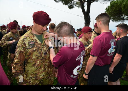 Us-Armee Fallschirmjäger auf das erste Bataillon zugeordnet, 503Rd Infanterie Regiment, 173Rd Airborne Brigade, italienische Heer Fallschirmjäger aus dem 4 Regimento Alpini Brigata Paracadutisti Folgore Austausch und die Flügel in der Luft nach einem Wasser Sprung in den Gardasee in der Nähe von Pacengo, Italien, 18. Mai 2017. Die Veranstaltung markierte kombinierten NATO-Operationen zwischen der Feuerwehr und den Host nation Verbündete. Die 173Rd Airborne Brigade ist der US-Armee Contingency Response Force in Europa, die in der Projektion bereit Kräfte überall in den USA in Europa, Afrika oder Verantwortungsbereich Zentrale Befehle' innerhalb von 18 Stockfoto