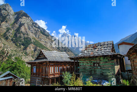 Traditionelle Häuser mit Stein Dach - bei Batseri Dorf in Sangla Valley (Himachal Pradesh) Stockfoto