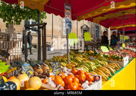 Rennes, Frankreich. Allgemeine Ansicht GV. Rennes wöchentlichen regionalen Markt. Bretagne, "Obst, Bananen, Orangen, Ananas, Melone auf dem Display", von Ständen in der offenen verkauft und Markt Samstag 26/04/2014 © Peter SPURRIER Stockfoto