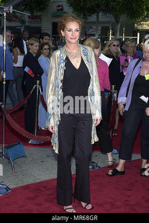 Julia Roberts bei der Premiere von "America's Lieblinge" im Village Theatre in Los Angeles, Ca. 7/17/01. 07. RobertsJulia JPGRobertsJulia 07 Red Carpet Event, Vertikal, USA, Filmindustrie, Prominente, Fotografie, Bestof, Kunst, Kultur und Unterhaltung, Topix Prominente Fashion/Vertikal, Besten, Event in Hollywood Leben - Kalifornien, Roter Teppich und backstage, USA, Film, Stars, Film Stars, TV Stars, Musik, Promis, Fotografie, Bestof, Kunst, Kultur und Unterhaltung, Topix, vertikal, eine Person aus dem Jahr 2001, Anfrage tsuni@Gamma-USA.com Mode Stockfoto