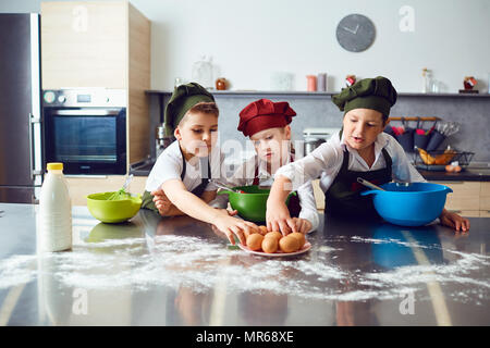 Eine Gruppe Kinder kochen in der Küche. Stockfoto