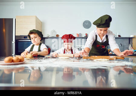 Eine Gruppe Kinder kochen in der Küche. Stockfoto